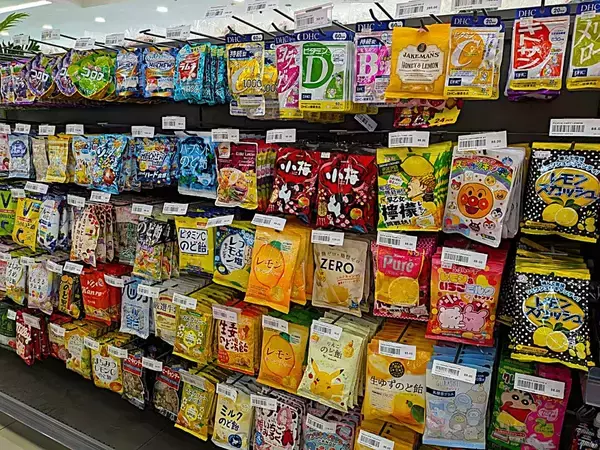 ダバオの棚を彩る日本の「癒やし」　グミに飴、お茶まで広がる信頼のブランドと南国の熱視線