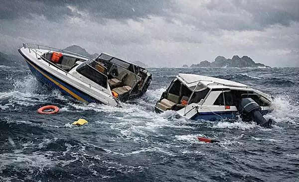インドネシア沖で、11名の外国人観光客乗せた高速型スピードボート沈没・船長不明