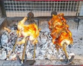 フィリピン・ダバオの夕暮れを彩る炭火焼き鶏　新興住宅地に漂う香ばしい香り