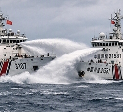 フィリピン漁民支援船に中国海警が放水銃発射　スカボロー礁で緊張激化し今週3度目の衝突