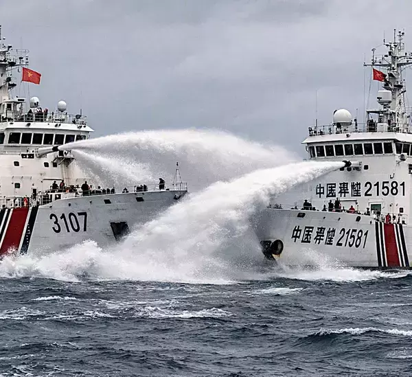 フィリピン漁民支援船に中国海警が放水銃発射　スカボロー礁で緊張激化し今週3度目の衝突