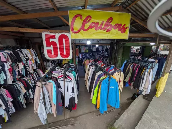 ダバオの古着店で1枚50ペソの格安販売、物価高背景に賑わい、混雑に乗じた「スリ」に注意喚起