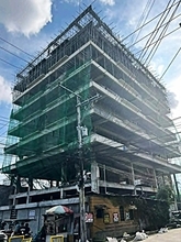 アンヘレスの9階建てビル崩落で死者6名に拡大、逃亡の施主らは代理人を通じ当局へ接触も身柄未確保