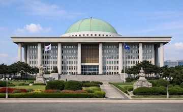 韓国国会で全裸デモと服毒未遂　猛暑が暴走させた“裸族化”の深層
