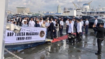 岸田首相、日本が供与した巡視船「テレサ・マグバヌア」を視察、フィリピン沿岸警備隊を表敬訪問
