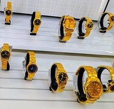 空の玄関口で輝く「金」　マクタンセブ空港、セイコーの金時計が人気