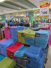 ディゴスの商業施設で特売　100ペソのバスタオル　フィリピン・ミンダナオ島