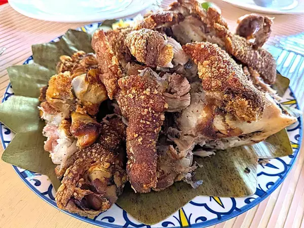 サマル島の絶景リゾートで味わう！ 皮はカリカリ肉はジューシーなクリスピー・パタの究極の誘惑