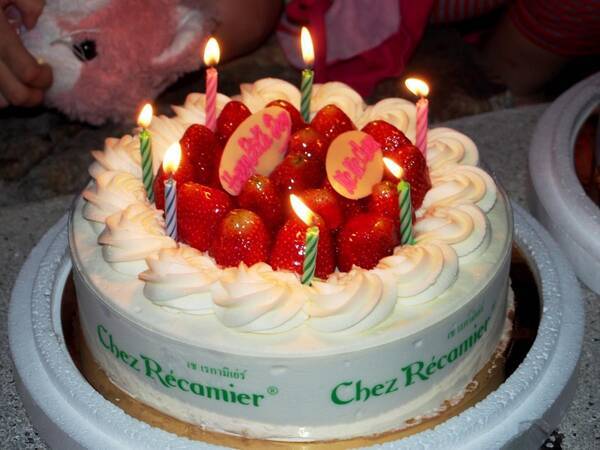 タイ 誕生日会は主役が大盤振る舞いの慣習 生クリームのおいしいケーキも徐々に浸透 15年7月16日 エキサイトニュース