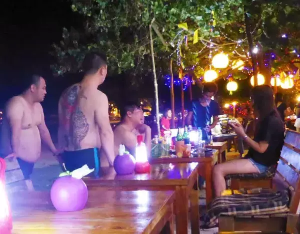 「【タイ】サメット島のビーチで中国人が大騒ぎー欧米人観光客は呆れ顔」の画像