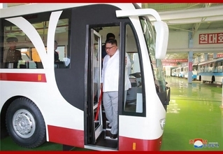 【北朝鮮】金正恩委員長ご機嫌！ 新型トロリーバスを視察ー朝鮮中央通信