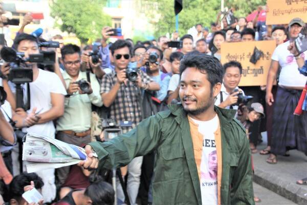 【ミャンマー】「知る権利」求めヤンゴンで抗議集会　コメディで軍や与党を批判