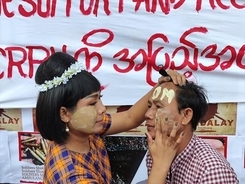 ミャンマークーデターから25日目、『タナカ』で抗議　