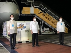 日本からの新型コロナワクチン、フィリピンに到着！ ドゥテルテ大統領も出迎え