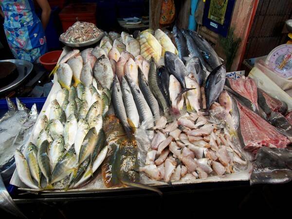 タイ タイの臨海部にある市場で新鮮な魚を手に入れる 15年3月29日 エキサイトニュース