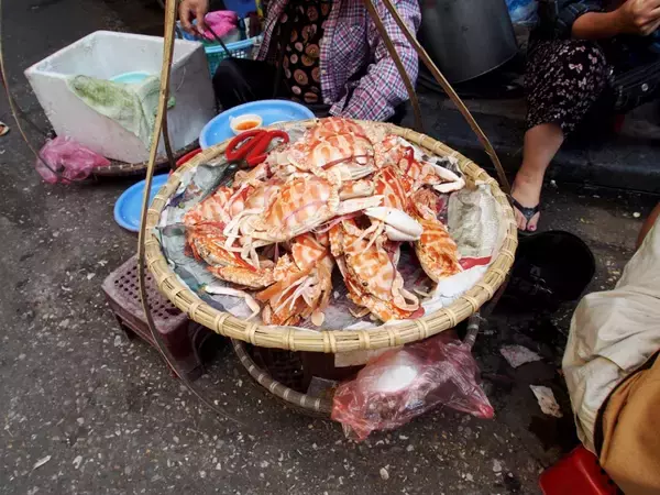 【ベトナム】ハノイの旧市街で地べたに座り込んでカニ三昧　