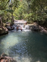 サマル島の隠れ家！ エメラルドグリーンの滝カサ・タナウで楽しむ究極の癒やし体験
