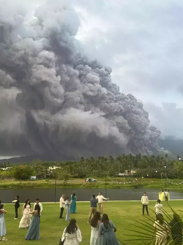 フィリピン・マヨン山噴火で数万人避難　国内線欠航、国際線も遅延懸念
