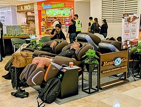 【空の玄関口に活気】マッサージチェア満席、出発前の憩い求める人々