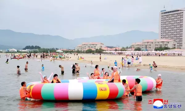 歓喜の夏　若者が踊り、波が笑う―北朝鮮の新リゾート「元山葛麻海岸観光地区」