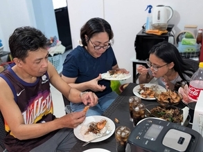 フィリピン家庭の幸せな食卓 ダバオの自宅で味わう、新鮮な海の恵みと家族の絆