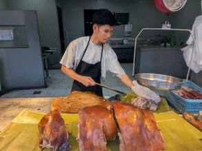 皮はパリッと肉汁溢れる至福の味、フィリピン・ダバオの絶品レチョン丸ごと一頭から量り売りまで