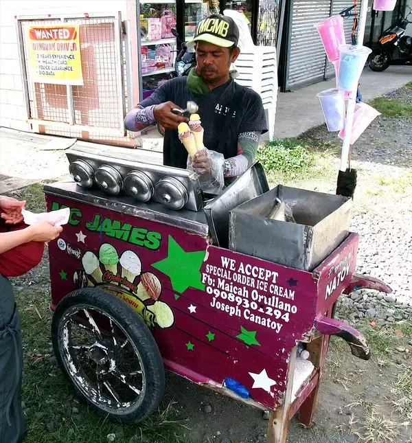 ダバオの街角に響く鐘、20ペソの涼運ぶ伝統のアイス引き売り　見出す懐かしき「昭和」の残照