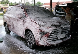 フィリピン　ダバオ・トリルの洗車場、手洗い・内装清掃付160ペソ。日本円約420円という驚愕の安さ