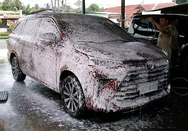 フィリピン　ダバオ・トリルの洗車場、手洗い・内装清掃付160ペソ。日本円約420円という驚愕の安さ