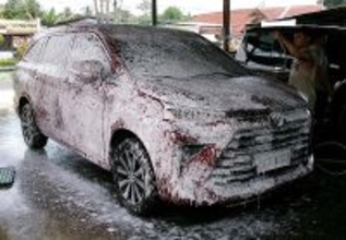 フィリピン　ダバオ・トリルの洗車場、手洗い・内装清掃付160ペソ。日本円約420円という驚愕の安さ