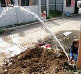 「【ダバオ発】新築住宅に「命の水」を　フィリピン流・水道新設工事の光景」の画像1