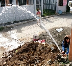 【ダバオ発】新築住宅に「命の水」を　フィリピン流・水道新設工事の光景