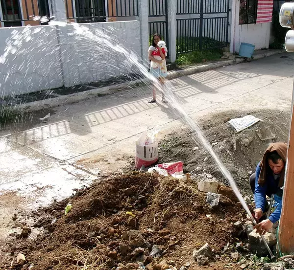 【ダバオ発】新築住宅に「命の水」を　フィリピン流・水道新設工事の光景