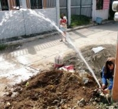 【ダバオ発】新築住宅に「命の水」を　フィリピン流・水道新設工事の光景