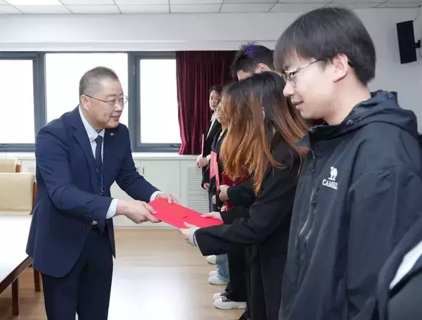 NX中国、北京の大学で人財育成の産学連携・奨学金授与と初の桜植樹で次世代支援