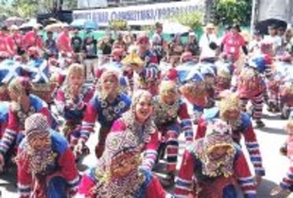 【セブ島】街揺らす熱狂の鼓動　フィリピン最大級「シヌログ祭り」パレード、最高潮に