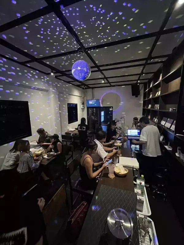 【タイ】昭和平成の懐かしい曲を貴重映像で楽しむ歌謡曲バー「Jスポット1999」がバンコク新名所な予感