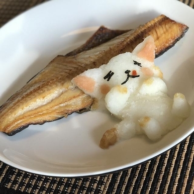 誰にも渡さないニャ サンマに抱きつく 大根おろし猫 がめっちゃ可愛い 19年11月1日 エキサイトニュース