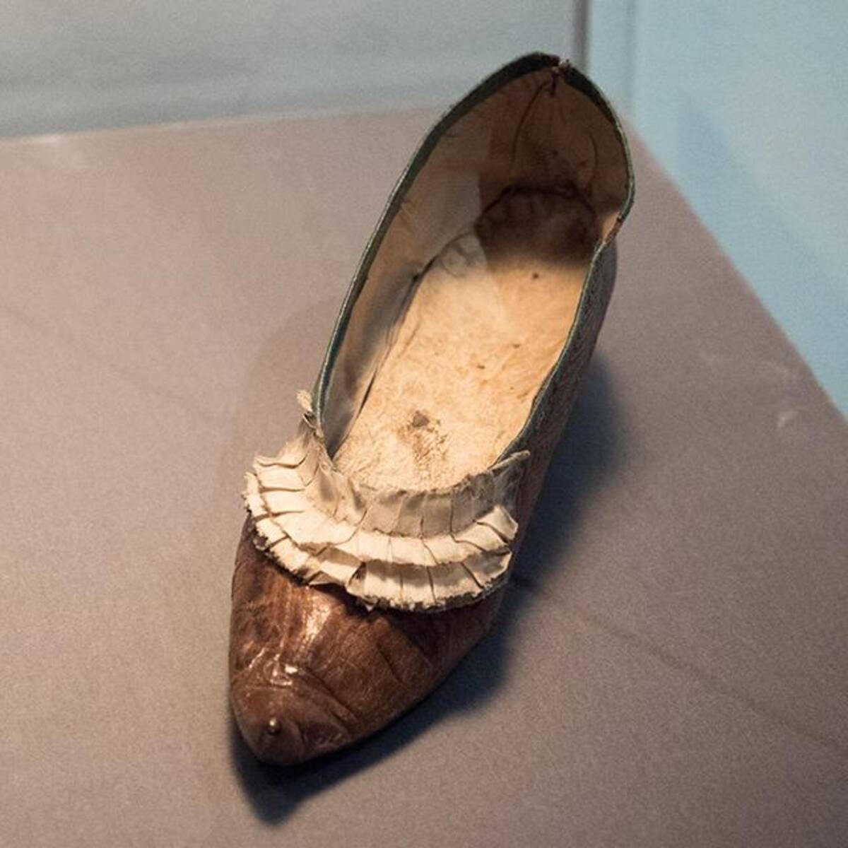 処刑台にのぼった日に履いていたとされる靴も展示 マリー アントワネットの展覧会が開催中 16年11月5日 エキサイトニュース