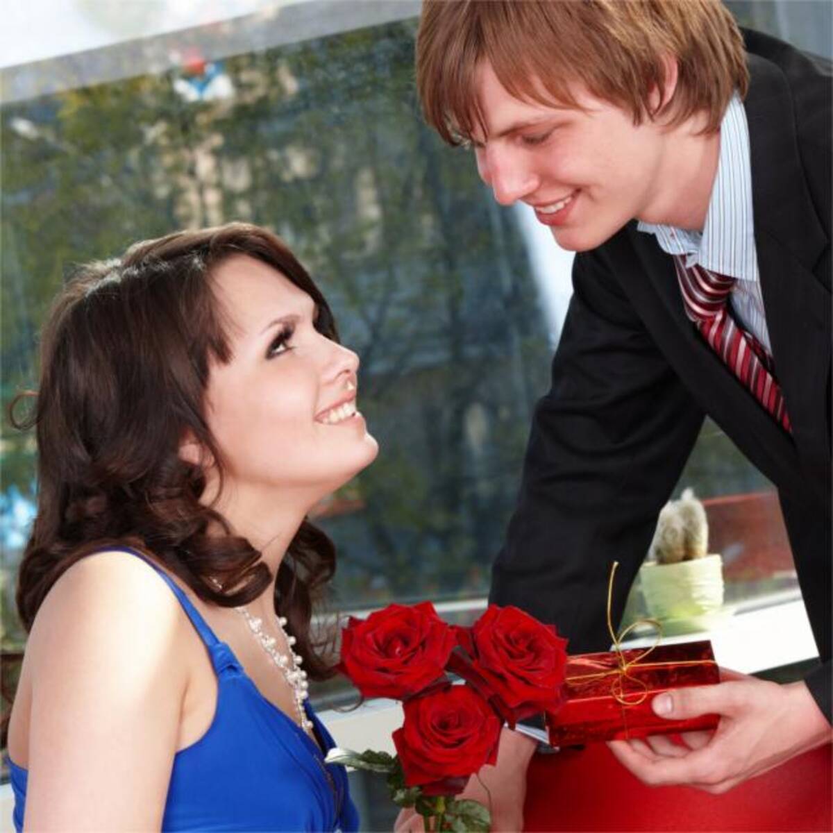 バラの花束を手にひざまずいて 女性が夢見る理想のプロポーズとは 16年6月25日 エキサイトニュース