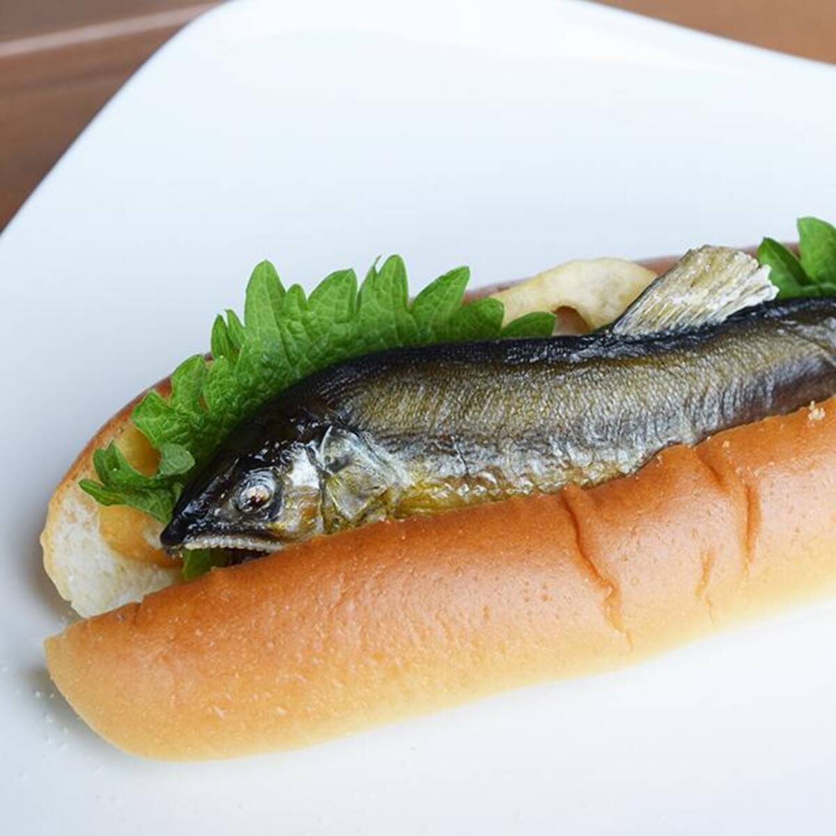 パンの中に鮎 超インパクトメニュー アユの塩焼きドッグ はどんな味 16年7月24日 エキサイトニュース