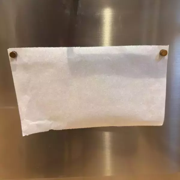 「クッキングシートに文字を書くと？　活用法が「目からウロコ」」の画像