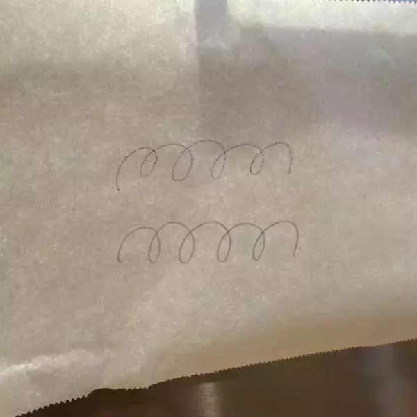 「クッキングシートに文字を書くと？　活用法が「目からウロコ」」の画像