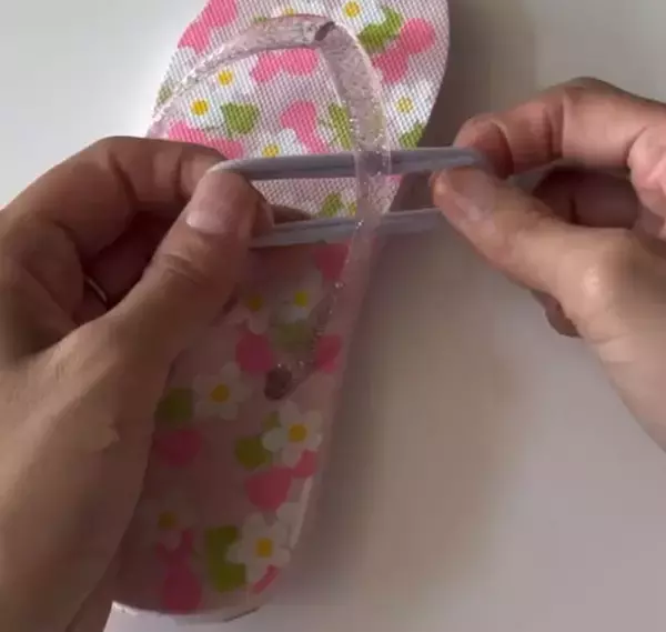 「１００均のヘアゴムで…　夏の必須アイテムに「これで痛くない」「天才ですね」」の画像