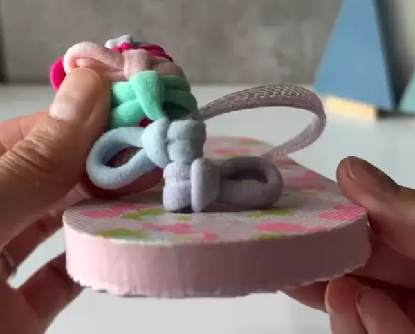 「１００均のヘアゴムで…　夏の必須アイテムに「これで痛くない」「天才ですね」」の画像