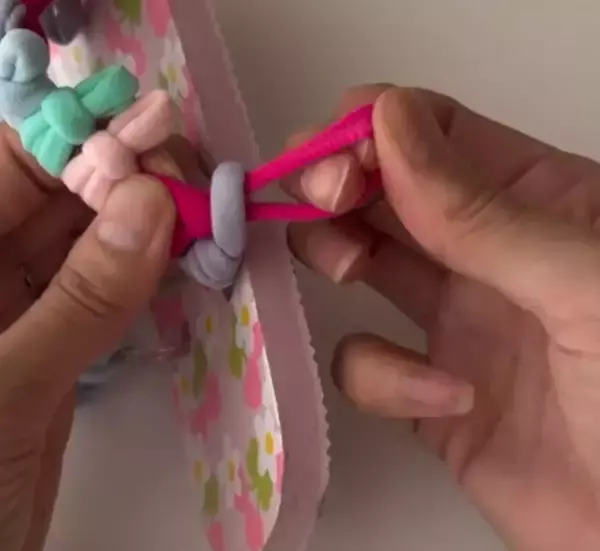 「１００均のヘアゴムで…　夏の必須アイテムに「これで痛くない」「天才ですね」」の画像