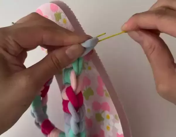 「１００均のヘアゴムで…　夏の必須アイテムに「これで痛くない」「天才ですね」」の画像