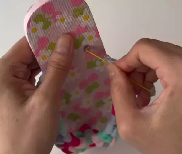 「１００均のヘアゴムで…　夏の必須アイテムに「これで痛くない」「天才ですね」」の画像