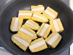 旬のトウモロコシを『縦半分』にカットして…　フライパンで作ったものがこちら