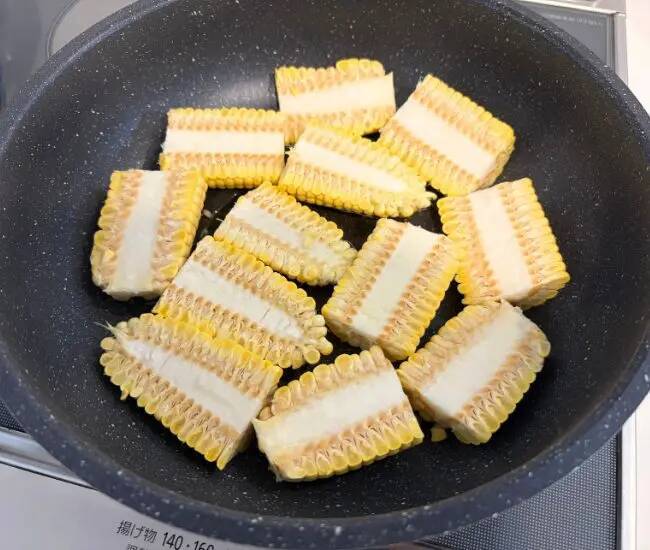旬のトウモロコシを『縦半分』にカットして…　フライパンで作ったものがこちら